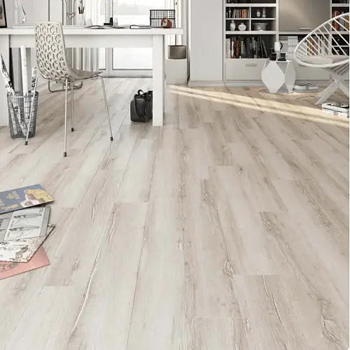 PISO-FLOTANTE-INSTALADO-BEIGE-BLANCO